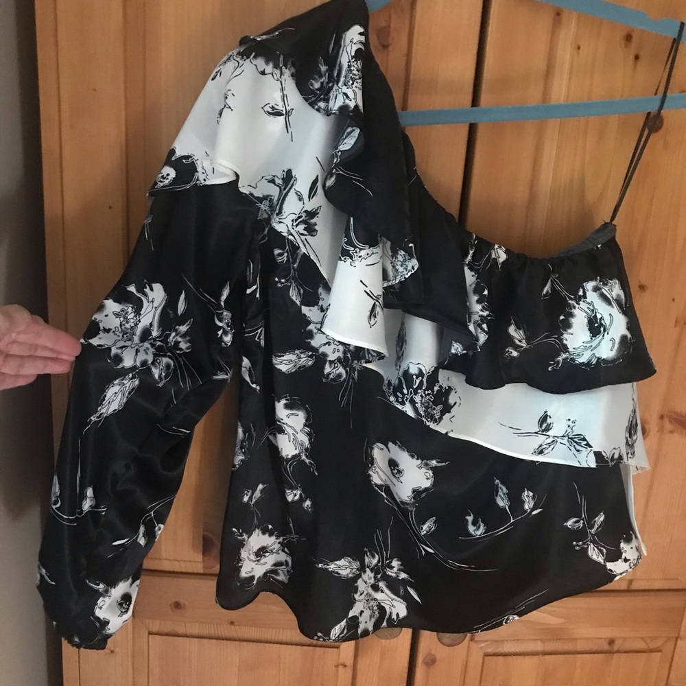 Delfi Collective bella one sleeve black and white ruffle top blouse size M